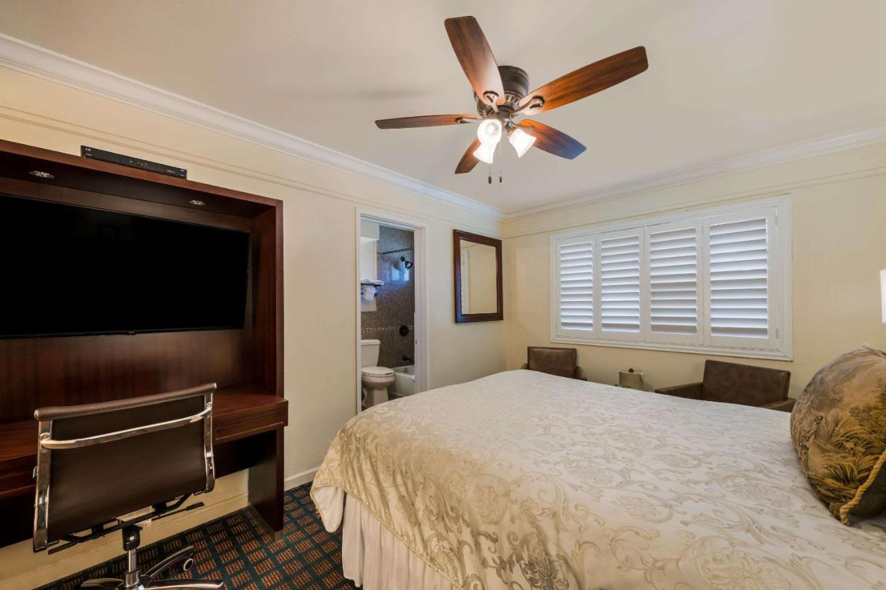Clarion Collection Carmel Oaks Inn Exterior photo
