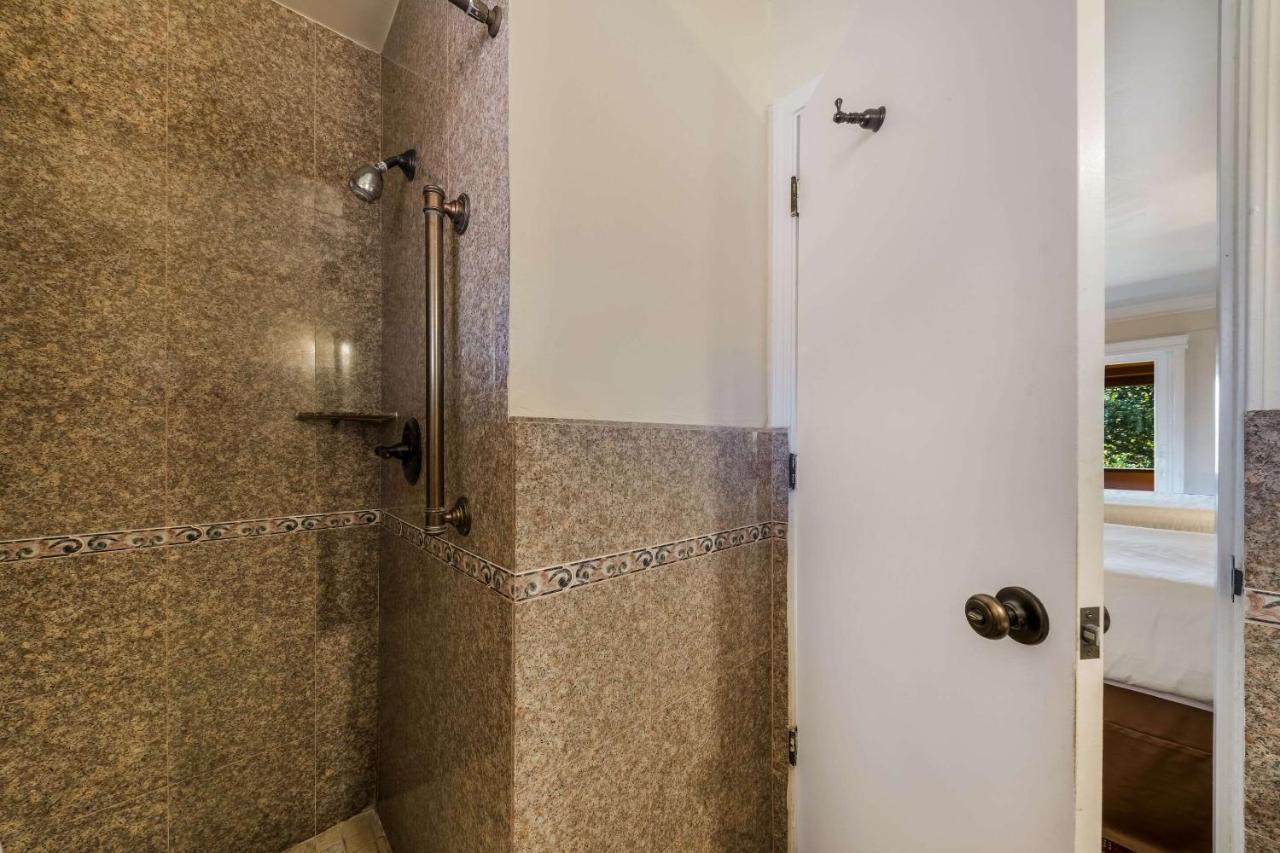 Clarion Collection Carmel Oaks Inn Exterior photo