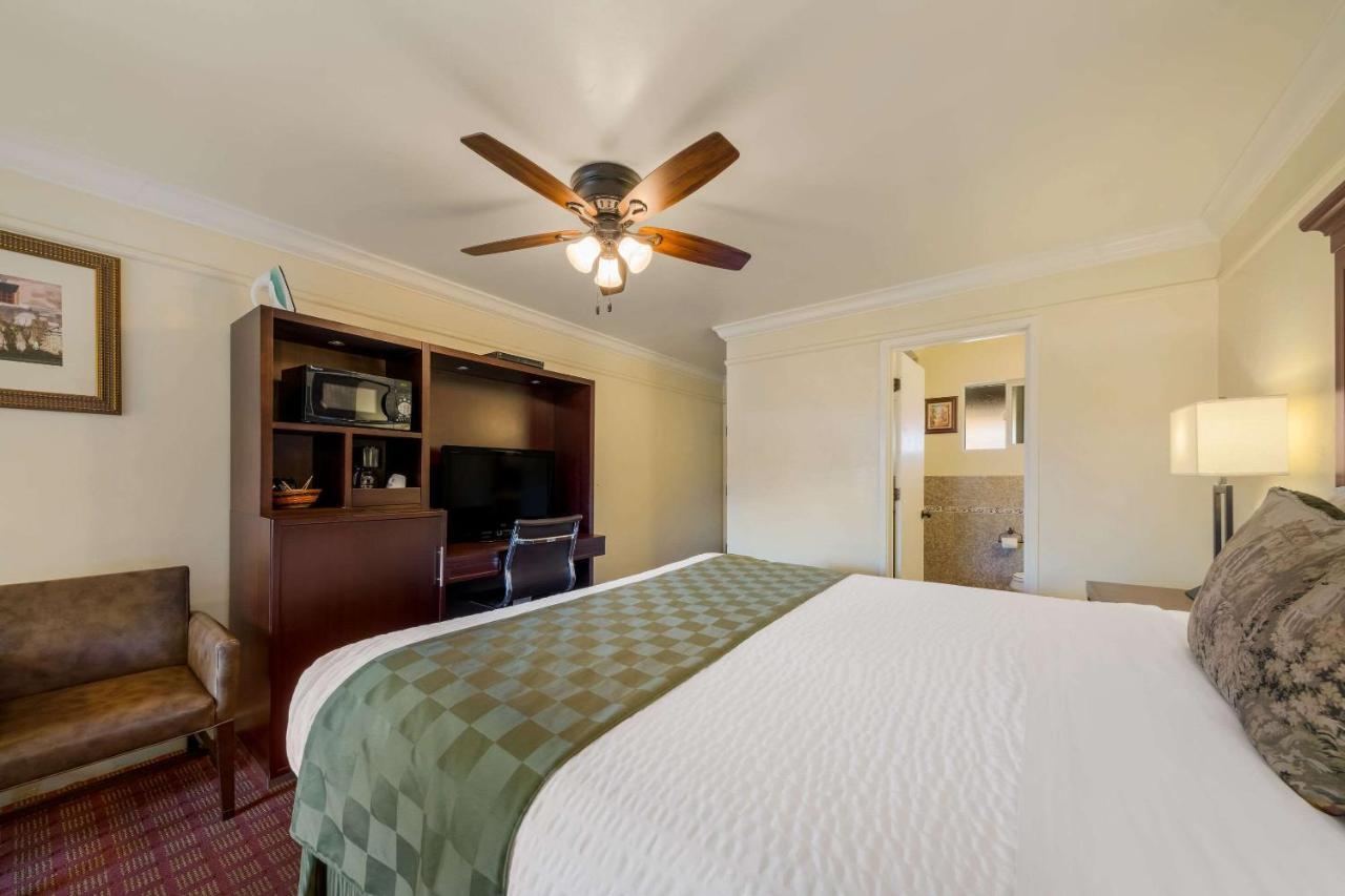 Clarion Collection Carmel Oaks Inn Exterior photo