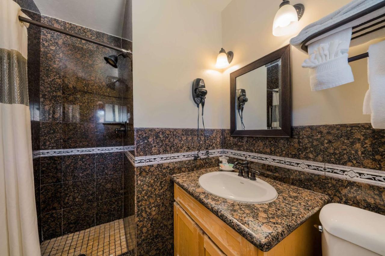 Clarion Collection Carmel Oaks Inn Exterior photo