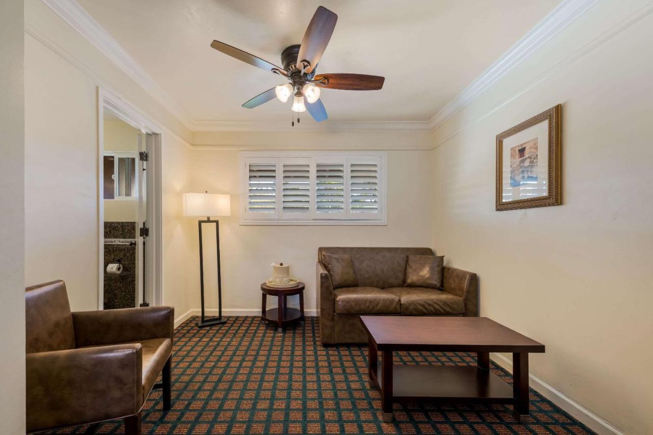 Clarion Collection Carmel Oaks Inn Exterior photo