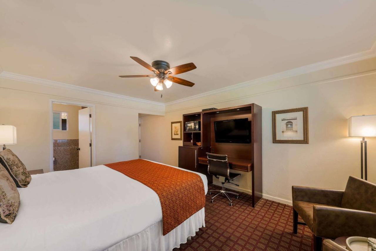 Clarion Collection Carmel Oaks Inn Exterior photo