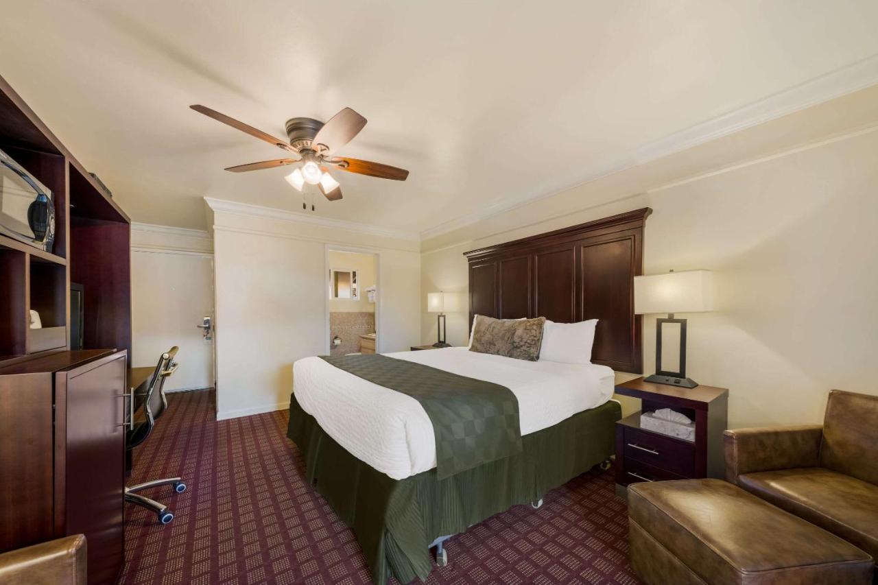 Clarion Collection Carmel Oaks Inn Exterior photo