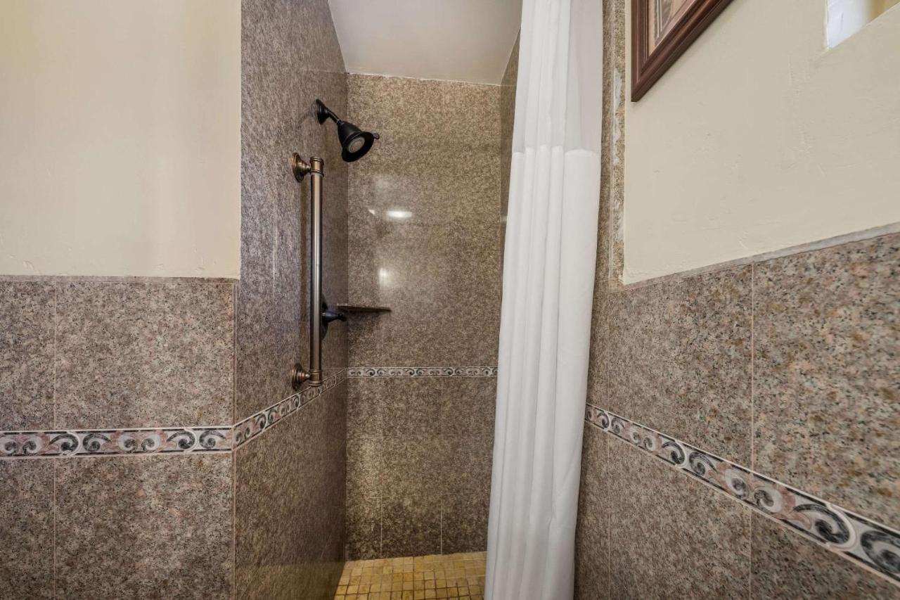 Clarion Collection Carmel Oaks Inn Exterior photo