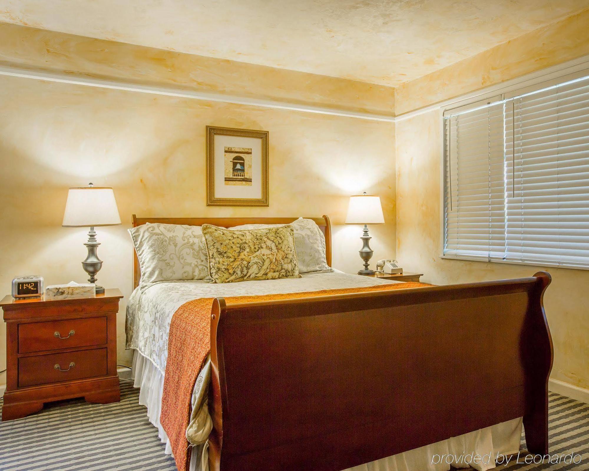 Clarion Collection Carmel Oaks Inn Exterior photo